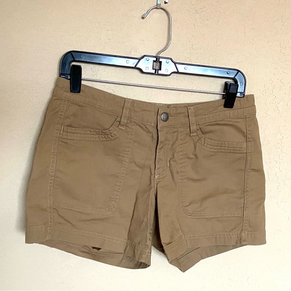The North Face Tan Camel Cargo Hiking Casual Shorts  5” inseam size 4